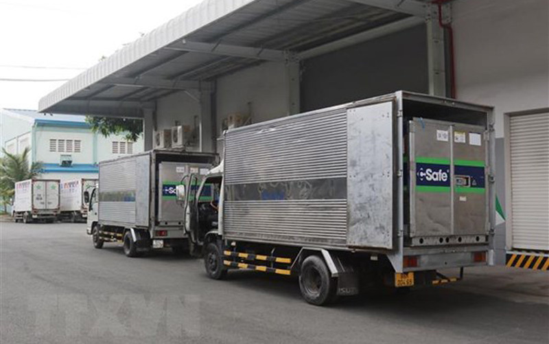 Xe chở 800.000 liều vaccine AstraZeneca do Nhật Bản viện trợ về đến kho lạnh vào tháng 6. (Ảnh: TTXVN)