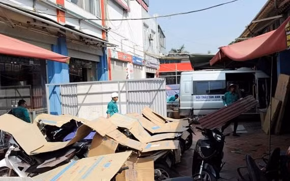 Lực lượng chức năng cưỡng chế các công trình vi phạm trên đường Nguyễn Khánh Toàn.