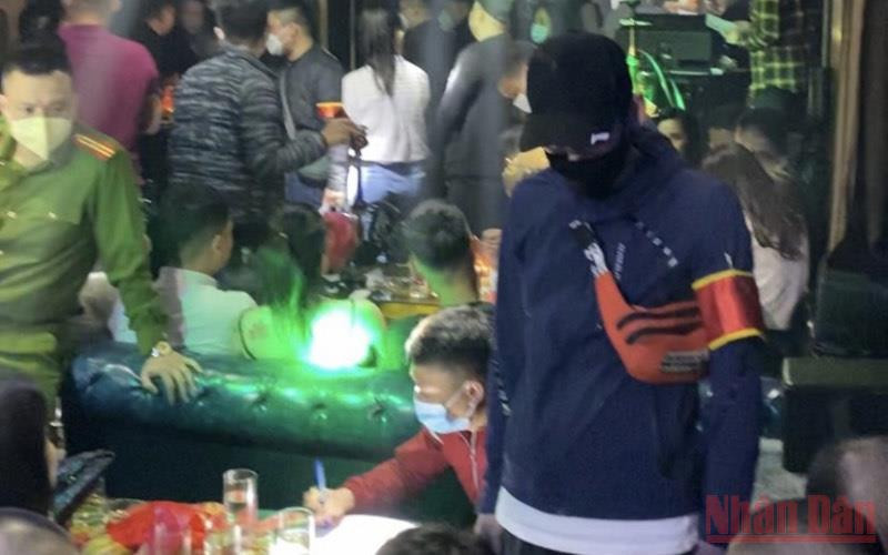 Lực lượng chức năng kiểm tra quán bar phát hiện nhiều khách dương tính với chất ma tuý.