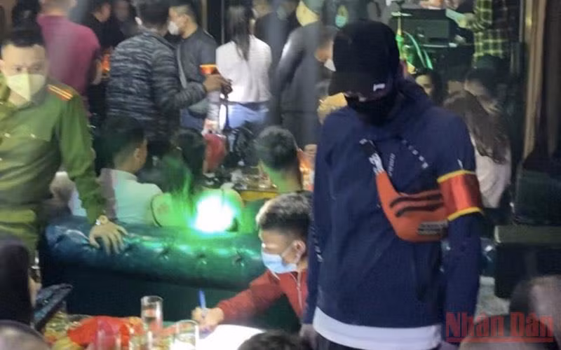 Lực lượng chức năng kiểm tra quán bar phát hiện nhiều khách dương tính với chất ma tuý.