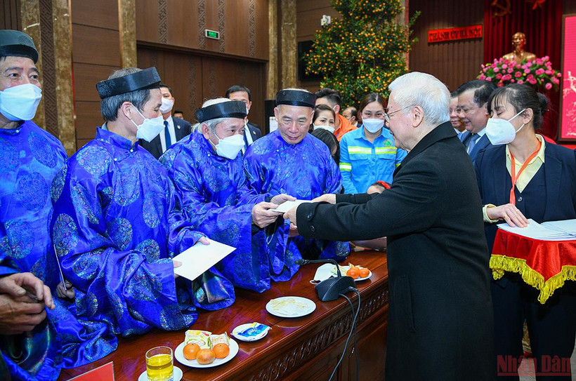 Tổng Bí thư Nguyễn Phú Trọng thăm, hỏi và chúc Tết các cụ cao tuổi. (Ảnh: Thành Đạt)