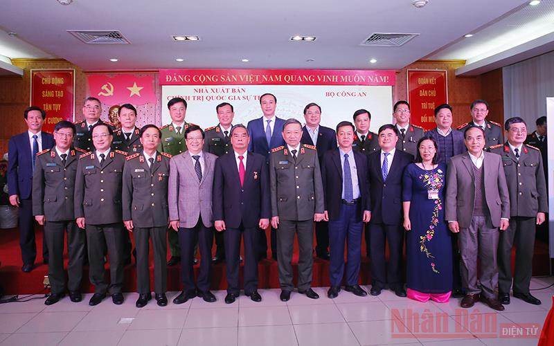 Các đại biểu dự buổi lễ chụp ảnh lưu niệm. Ảnh: Doãn Tấn