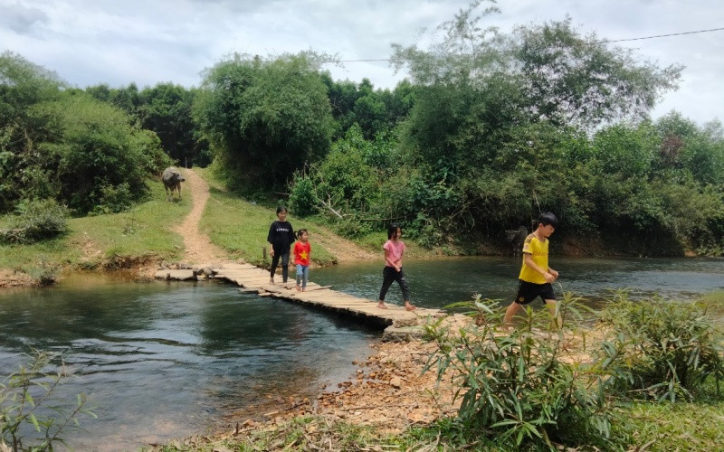 Nhiều đường giao thông trục thôn, đường dân sinh ở Hương Khê đang được xây dựng sơ sài, tạm bợ.
