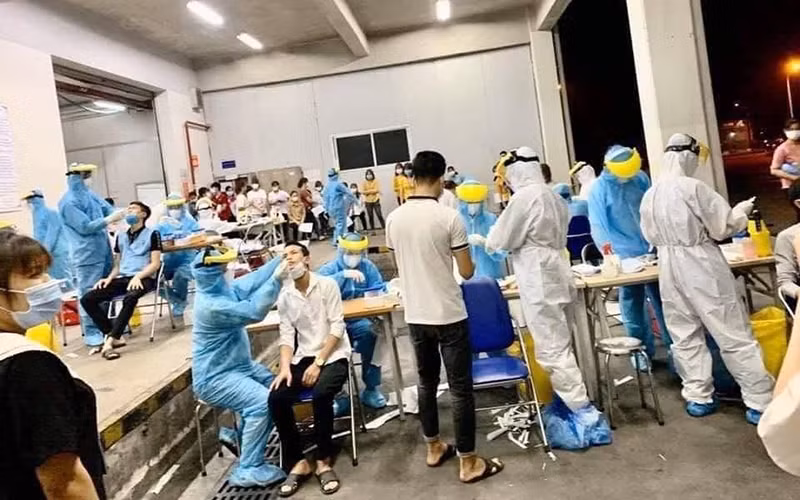 Thành viên Hội Thầy thuốc trẻ Bắc Giang tham gia lấy mẫu xét nghiệm Covid-19 cho người dân Bắc Giang.