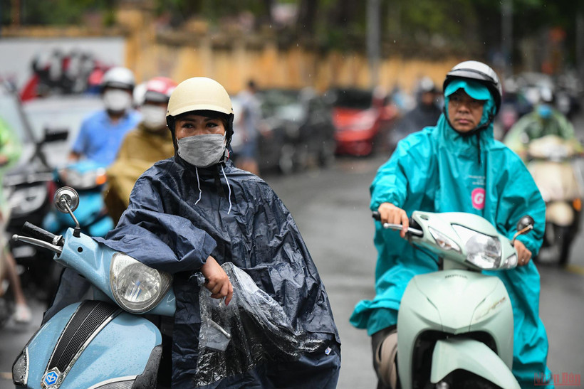 Phụ huynh đội mưa chờ đón sĩ tử “vượt vũ môn”