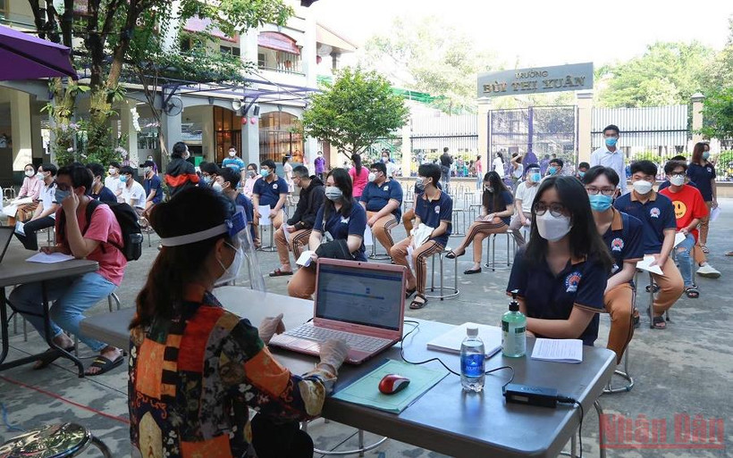 Học sinh đăng ký thông tin trước khi tiêm vaccine phòng Covid-19. (Ảnh: THIÊN VƯƠNG)