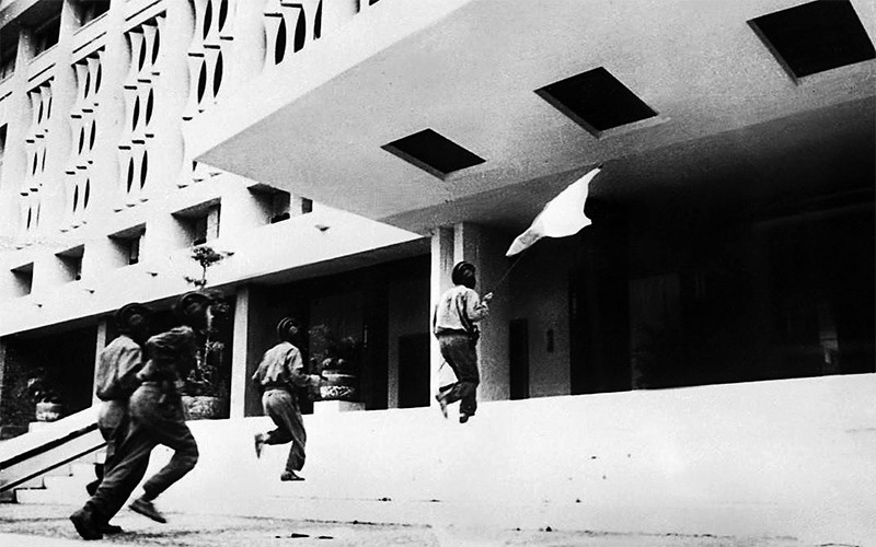 11 giờ 30 phút ngày 30-4-1975, bộ đội ta cầm cờ tiến vào Dinh Ðộc Lập. Ảnh: Vũ Tạo - TTXVN