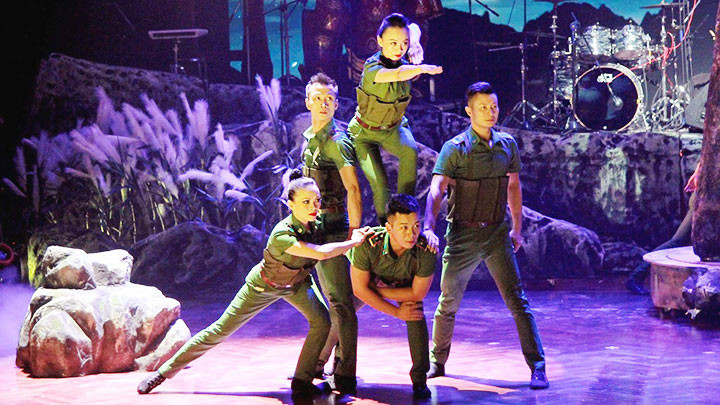 NSƯT Hồng Hạnh (ngoài cùng bên trái) cùng các đồng nghiệp trong tiết mục “Ánh mắt nơi biên cương” (Biên đạo: NSƯT Hải Tiến). Ảnh: Nhân vật cung cấp