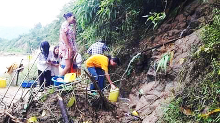 Đồng bào Vân Kiều xã Tà Long phải tìm nguồn nước từ núi đá.