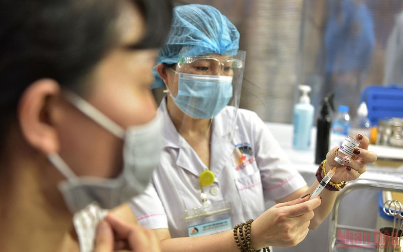 Tiêm vaccine ngừa Covid-19 cho người dân. (Ảnh: DUY LINH)