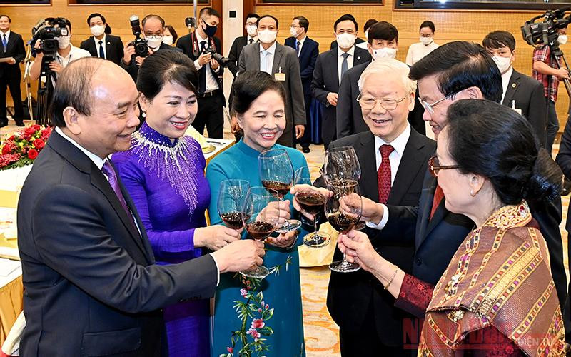 Tổng Bí thư Nguyễn Phú Trọng và Phu nhân, Chủ tịch nước Nguyễn Xuân Phúc và Phu nhân cùng Tổng Bí thư, Chủ tịch nước Lào Thongloun Sisoulith và Phu nhân nâng cốc chúc mừng tình đoàn kết, hữu nghị Việt Nam - Lào (Ảnh: Đăng Khoa).