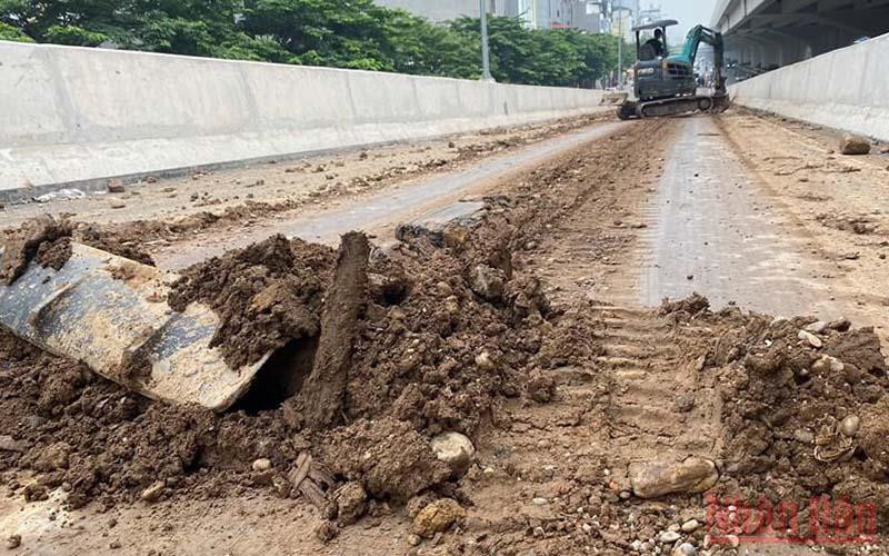 Đất đá rơi dày trên mặt đường.