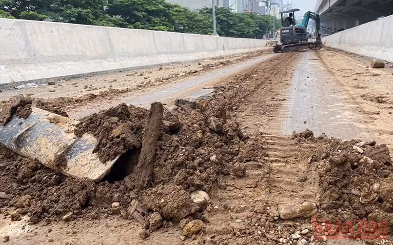 Đất đá rơi dày trên mặt đường.