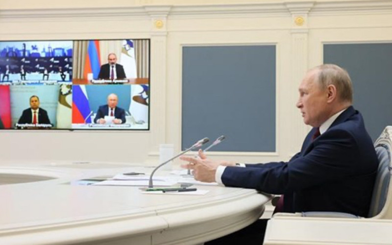 Tổng thống Nga Vladimir Putin (phải) tham dự trực tuyến Diễn đàn Kinh tế Á-Âu được tổ chức ở Bishkek (Kyrgyzstan), ngày 26/5/2022. (Ảnh: AFP/TTXVN)