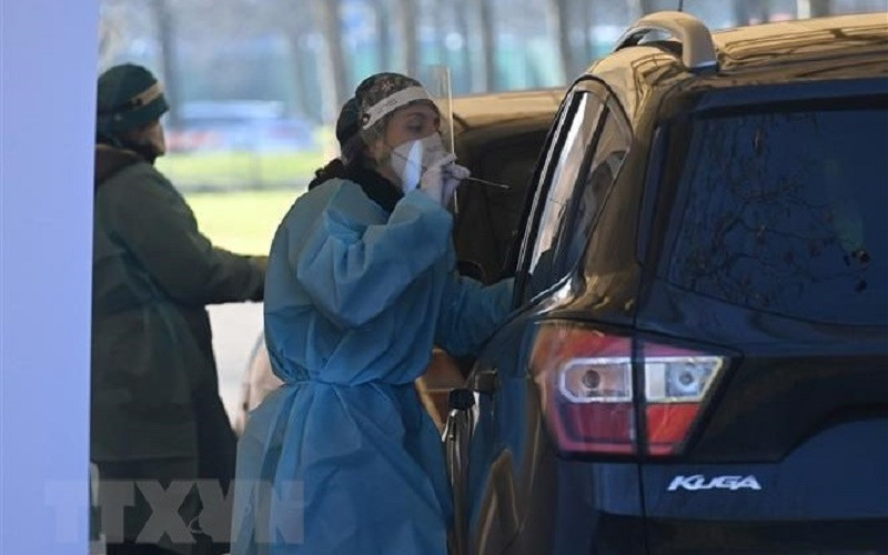 Nhân viên y tế lấy mẫu xét nghiệm Covid-19 cho người dân tại Bologna, Italia, ngày 31/12/2021. (Ảnh: THX/TTXVN)