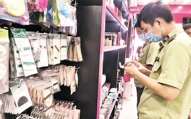 Cơ quan chức năng thành phố kiểm tra một cửa hàng kinh doanh mỹ phẩm không có hóa đơn chứng từ tháng 4-2020.