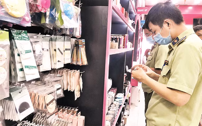 Cơ quan chức năng thành phố kiểm tra một cửa hàng kinh doanh mỹ phẩm không có hóa đơn chứng từ tháng 4-2020.