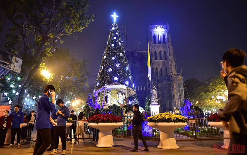 Khu vực Nhà thờ Lớn Hà Nội trong đêm Giáng sinh 2021. (Ảnh: THÀNH ĐẠT)