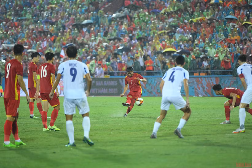 Mặc dù tấn công nhiều, nhưng U23 Việt Nam đã không thể cụ thể hóa các cơ hội trước chiến thuật phòng ngự số đông của các cầu thủ U23 Philippines. (Ảnh: THÀNH ĐẠT)