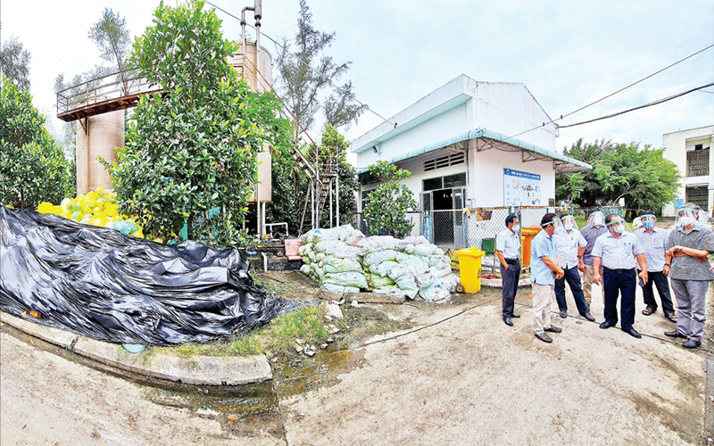 Nhiều tấn rác thải y tế tồn đọng lâu ngày trong khu chờ xử lý của Bệnh viện đa khoa Cà Mau, gây ô nhiễm môi trường.