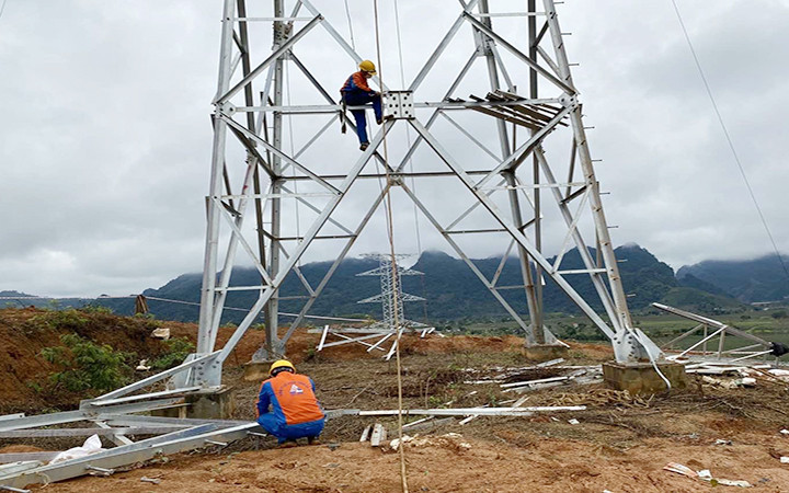 Công nhân Công ty Sông Đà 11 Thăng Long thi công lắp dựng cột đường dây 220kV mạch kép đấu nối TBA 220kV Bắc Quang.