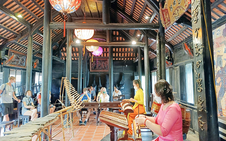 Khách du lịch Nga thưởng thức tiết mục biểu diễn âm nhạc truyền thống tại Nha Trang, tỉnh Khánh Hòa. (Ảnh THÀNH NGUYỄN)