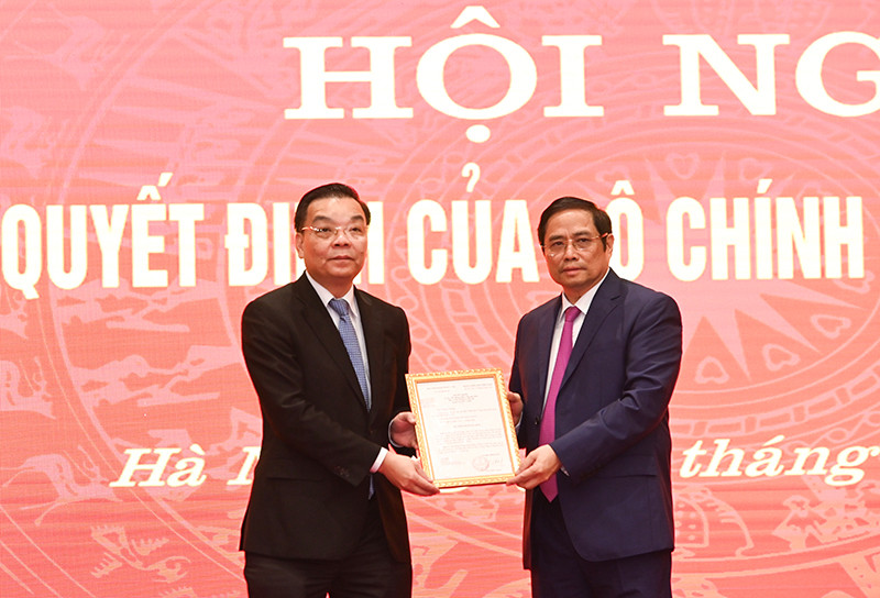 Đồng chí Phạm Minh Chính, Ủy viên Bộ Chính trị, Bí thư T.Ư Đảng, Trưởng Ban Tổ chức Trung ương trao quyết định cho đồng chí Chu Ngọc Anh. Ảnh: DUY LINH