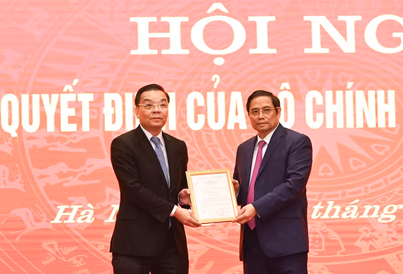 Đồng chí Phạm Minh Chính, Ủy viên Bộ Chính trị, Bí thư T.Ư Đảng, Trưởng Ban Tổ chức Trung ương trao quyết định cho đồng chí Chu Ngọc Anh. Ảnh: DUY LINH