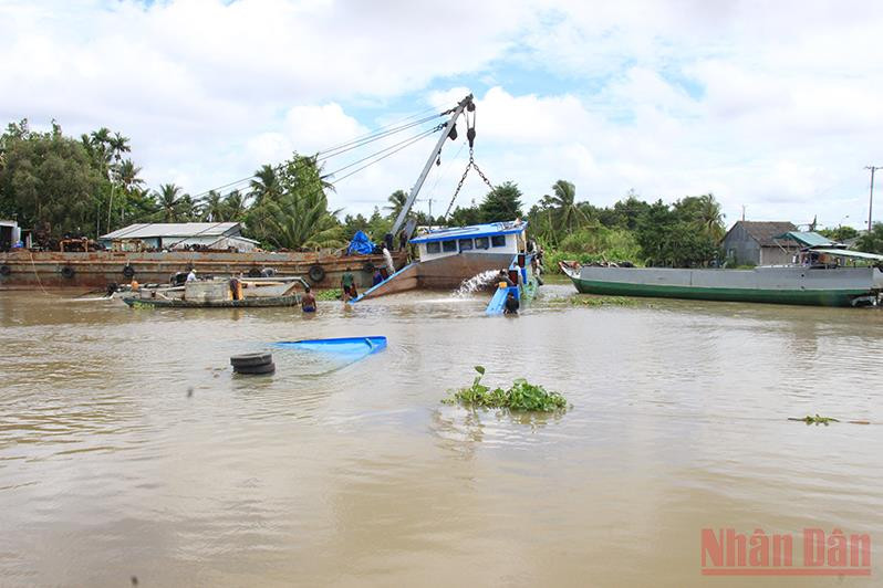 Dùng cần cẩu chuyên dùng để trục vớt xà lan bị chìm.