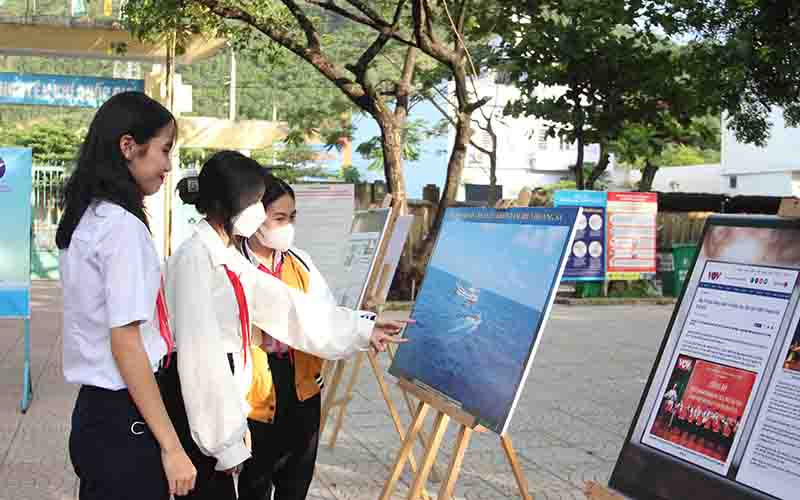 Các em học sinh tham quan tư liệu.