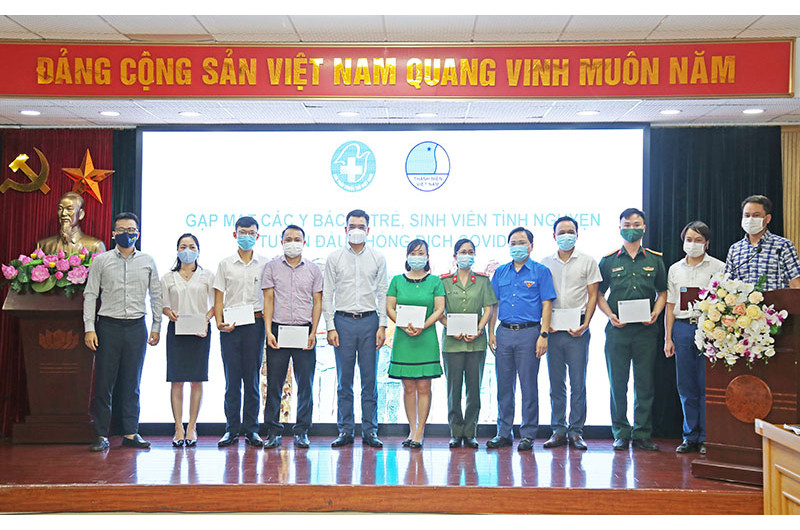 Các đồng chí Nguyễn Anh Tuấn (thứ năm, từ phải qua trong ảnh) và Hà Anh Đức (thứ năm, từ trái qua trong ảnh) trao các suất quà tặng một số y, bác sĩ trẻ, sinh viên tình nguyện ngành y tiêu biểu trên tuyến đầu chống dịch.