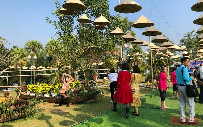 Du khách tham quan tại Làng Văn hóa Du lịch các dân tộc Việt Nam.
