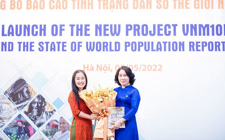 Đại diện Tổng cục Thống kê và UNFPA tại lễ khởi động dự án (Ảnh: UNFPA)