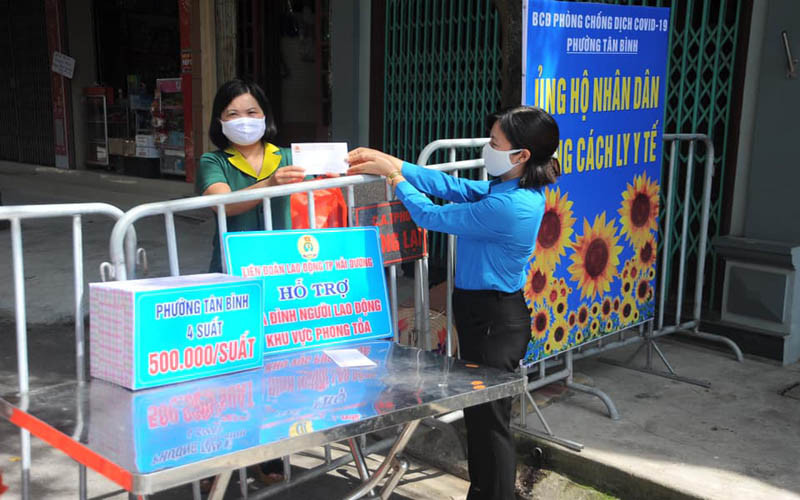 LĐLĐ TP Hải Dương tặng quà người lao động trong khu dân cư bị phong tỏa.