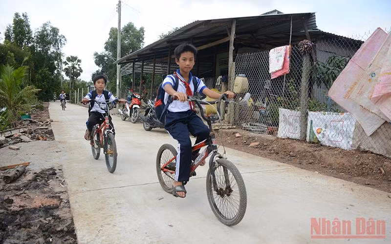 Lộ Tám Ngàn, xã Bình Giang, huyện Hòn Ðất được ông Trần Văn Phụng cùng người dân trong ấp hoàn thành. (Ảnh chụp trước khi địa phương giãn cách xã hội)