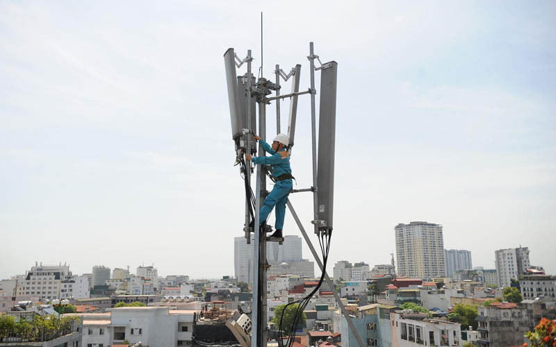 Kỹ sư của Viettel lên phương án lắp đặt thiết bị mới cho trạm thu phát sóng.