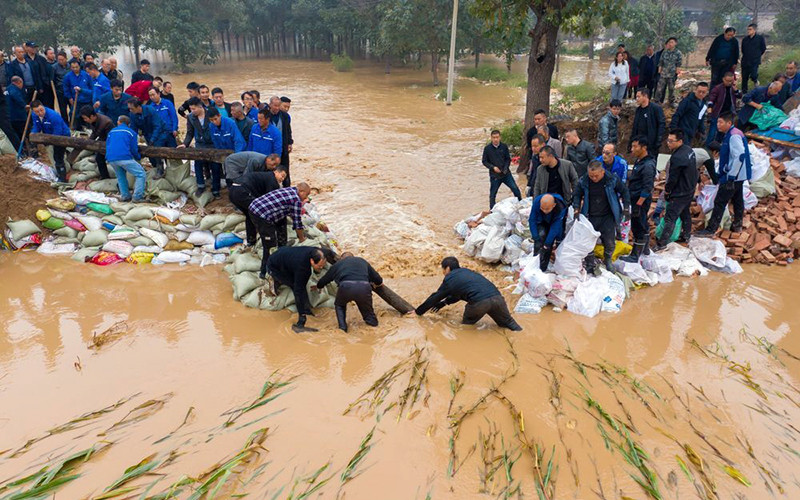 Nỗ lực ngăn nước lũ ở tỉnh Sơn Tây, Trung Quốc.