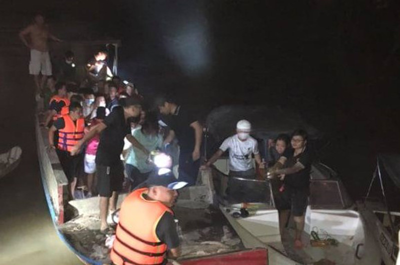 Lực lượng công an dùng thuyền đưa các đối tượng đánh bạc vào bờ.