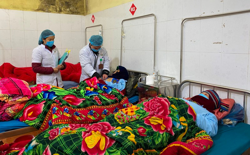 Bệnh nhân nhập viện do thời tiết rét đậm, rét hại tại Bệnh viện đa khoa Đồng Văn gia tăng. (Ảnh: LƯU MAI)