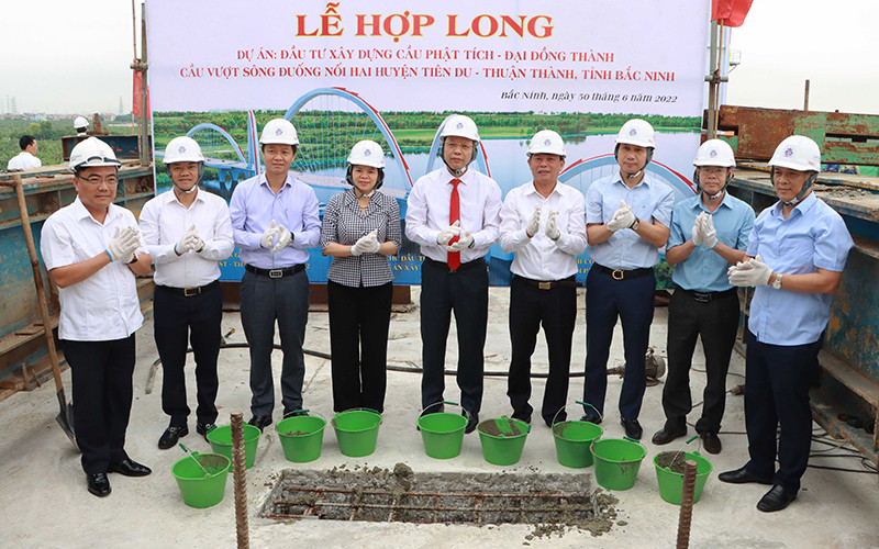 Các đại biểu thực hiện lễ hợp long cầu.