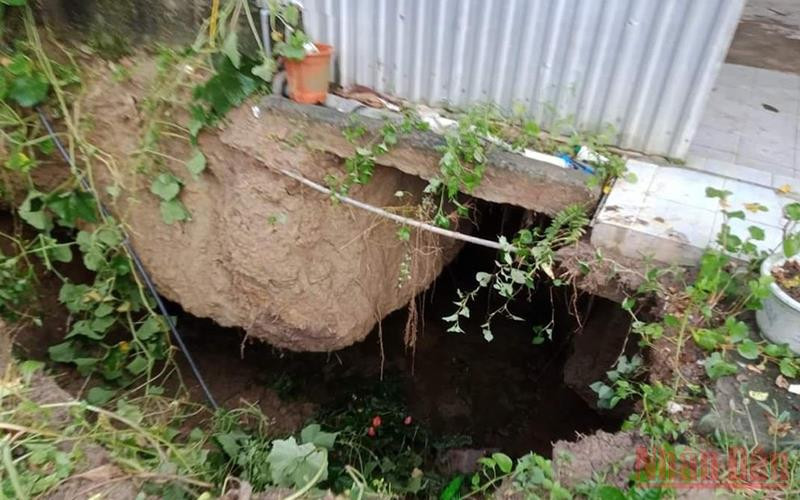 "Hố tử thần" ngay dưới nền nhà chị Nga rộng khoảng 8m. 