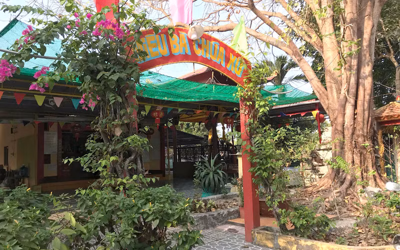 Miếu Bà Chúa Xứ-nơi bà C bị bà Tám hành hung, lấy tài sản. 