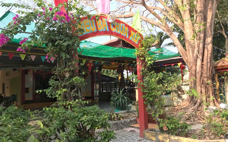 Miếu Bà Chúa Xứ-nơi bà C bị bà Tám hành hung, lấy tài sản. 