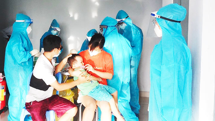 Gia đình anh Dũng, chị Hằng đi lấy mẫu xét nghiệm tại chung cư.