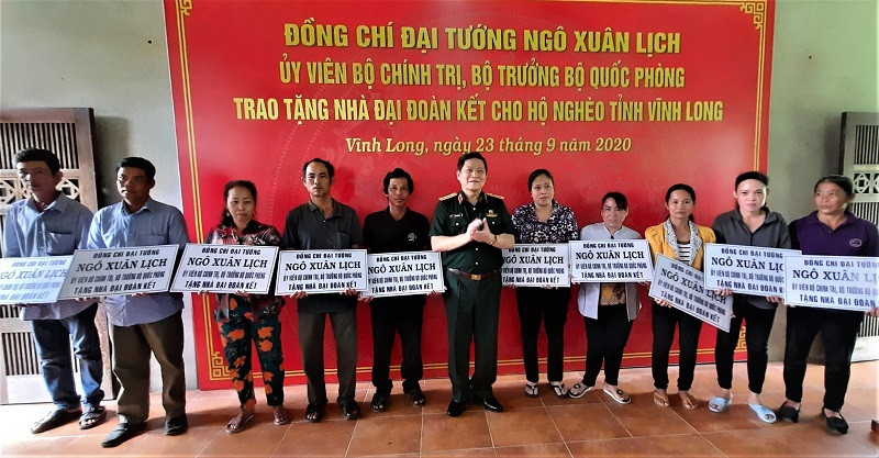 Bộ trưởng Bộ Quốc phòng Ngô Xuân Lịch trao tặng nhà Đại đoàn kết cho hộ nghèo tỉnh Vĩnh Long chiều 23-9. 