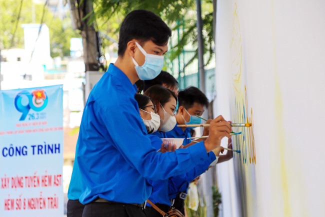 Đoàn viên, thanh niên vẽ trang trí, cải tạo không gian sống tại khu dân cư quận 1.