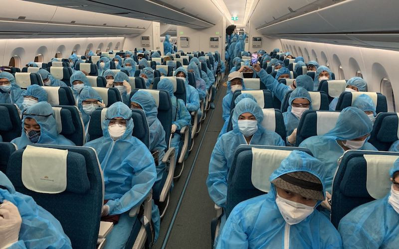  Toàn bộ hành khách và tổ bay được trang bị đồ bảo hộ toàn thân trong suốt hành trình về Việt Nam. (Ảnh: Bộ GTVT)