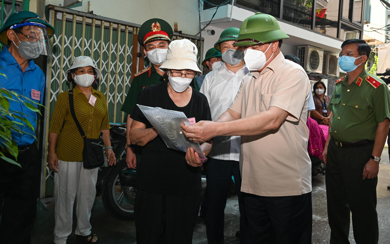 Bí thư Thành ủy Hà Nội Đinh Tiến Dũng kiểm tra công tác phòng, chống dịch Covid-19 tại hai phường Văn Miếu và Văn Chương.