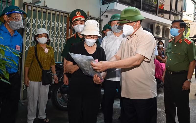 Bí thư Thành ủy Hà Nội Đinh Tiến Dũng kiểm tra công tác phòng, chống dịch Covid-19 tại hai phường Văn Miếu và Văn Chương.