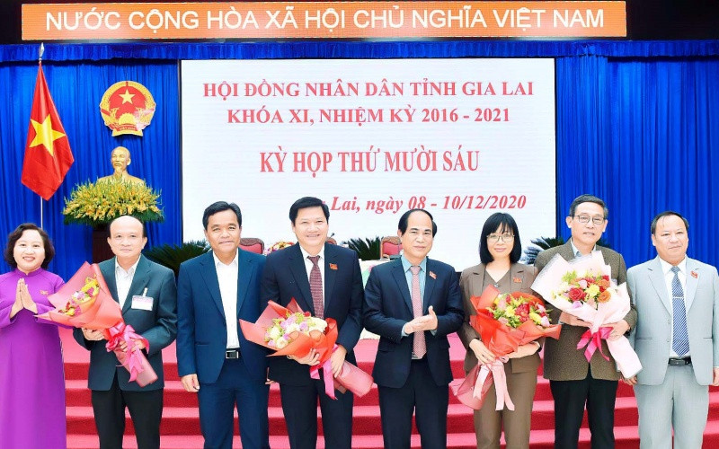 Các đồng chí lãnh đạo tỉnh tặng hoa và chúc mừng các đồng chí vừa được đại biểu bầu Phó Chủ tịch HĐND, Phó Chủ tịch UBND và thành viên UBND tỉnh.